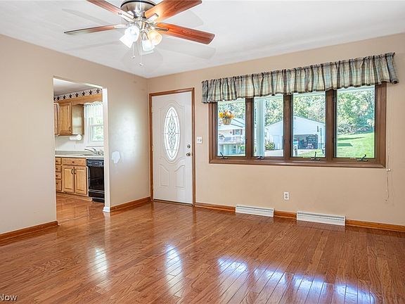 4th image of 2454 Clarendon Ave
