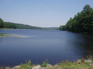 122 Waterview Dr, Hawley, PA 18428