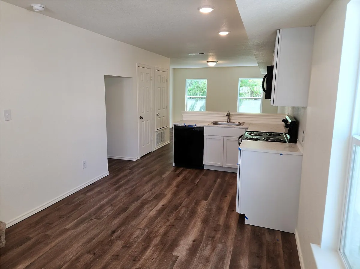 Building Photo - 350 Debus Dr #204A