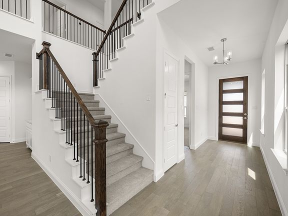 5th image of 1536 Euclid Aly