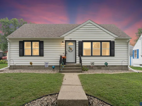 805 5th St, Garretson, SD 57030