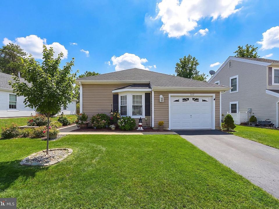 1st image of 147 Pine Oak Blvd