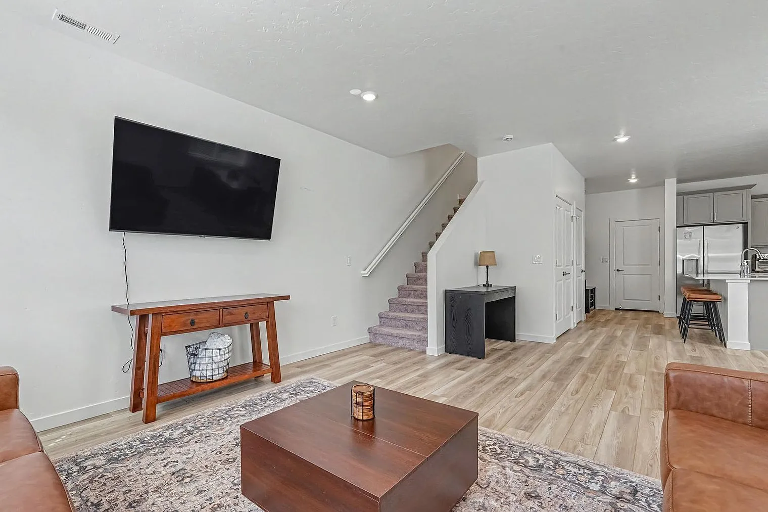 4 bed, 2.0 bath, 1926 sqft, $7,714 — Photo 3