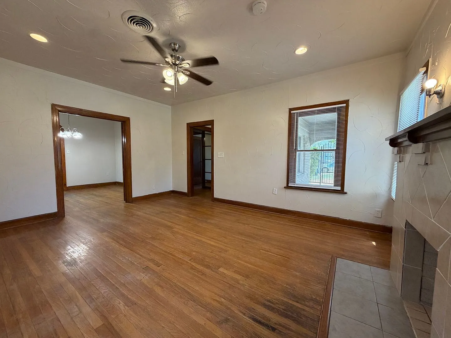Available Now 3 Bed 2 Bath Home In Fort Worth — Photo 4