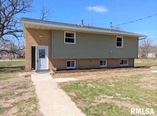 610 4th St S, Cordova, IL 61242