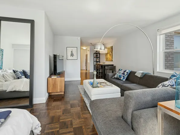 300 East 40th Street 24H image 3 of 15