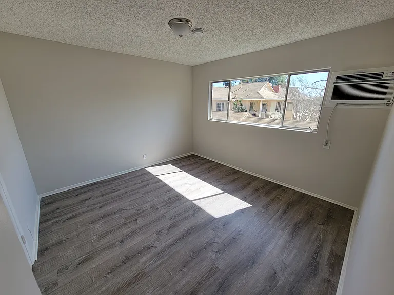 13531 Wyandotte St #6 — Photo 9