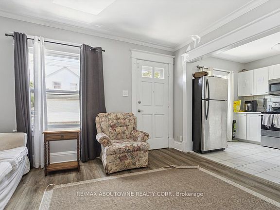5th image of 26 Vine St S