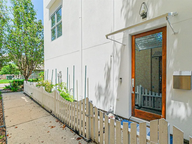 2364 Arlington St — Photo 4