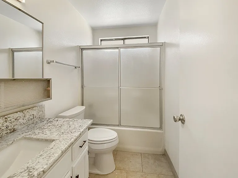 940 W Graaf Ave #B — Photo 5