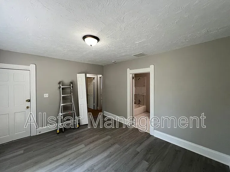 915 East Ave — Photo 19