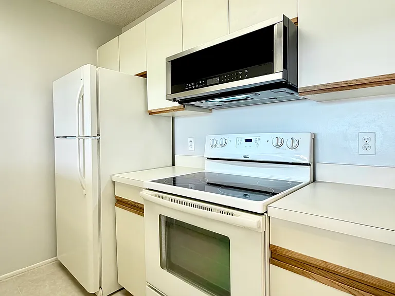 11 Plantation Dr #205 — Photo 5