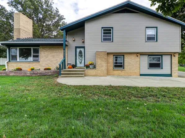 921 E 1st St, Gibson City, IL 60936