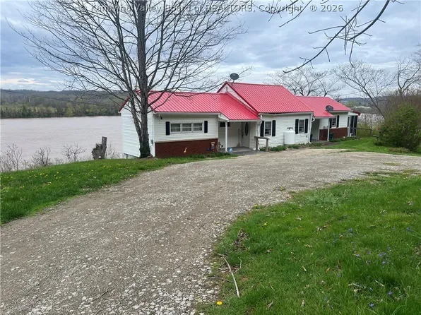 90 River Ln, Ravenswood, WV 26164