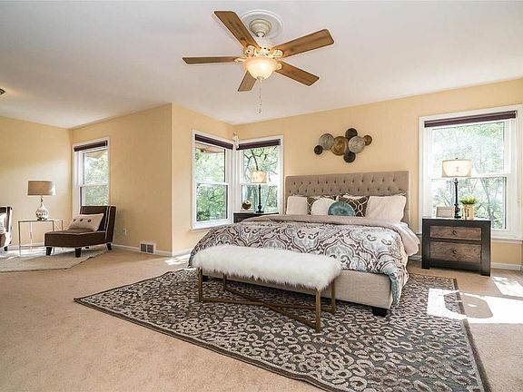 5th image of 217 Ladue Oaks Dr