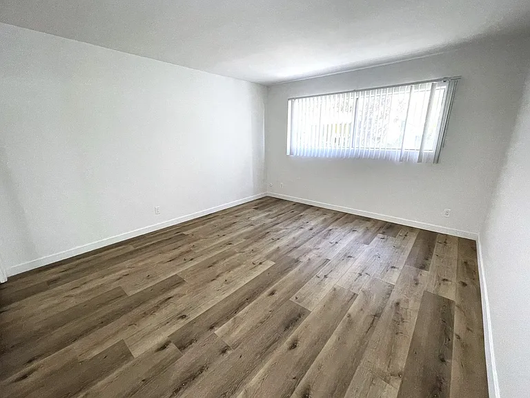 10908 Rose — Photo 19