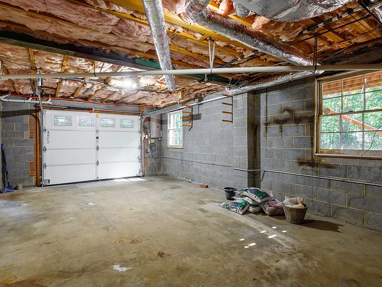 2401 Scarsborough Dr — Photo 46