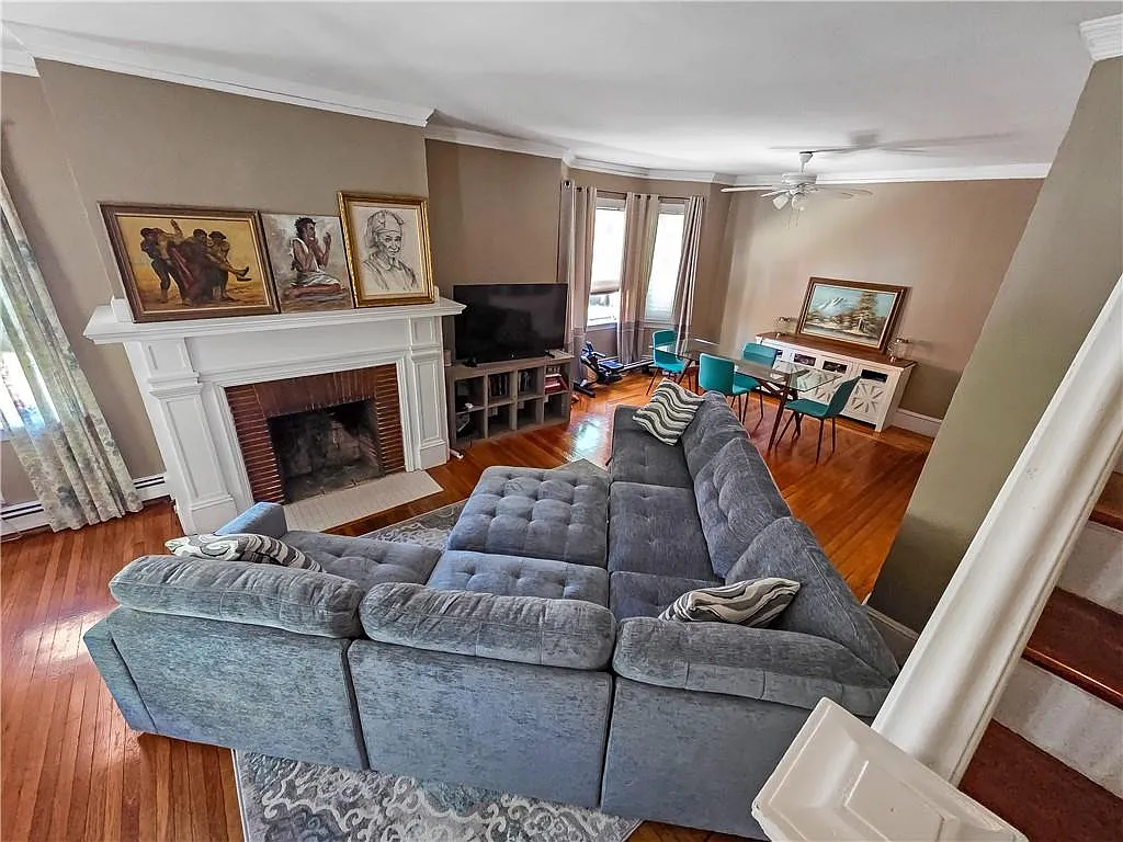 3 bed, 1.5 bath, 1338 sqft, $3,350 — Photo 2