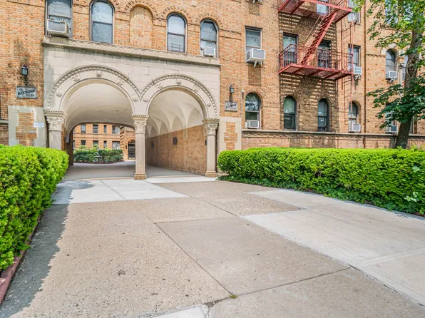 83-44 Lefferts Boulevard image 7 of 25