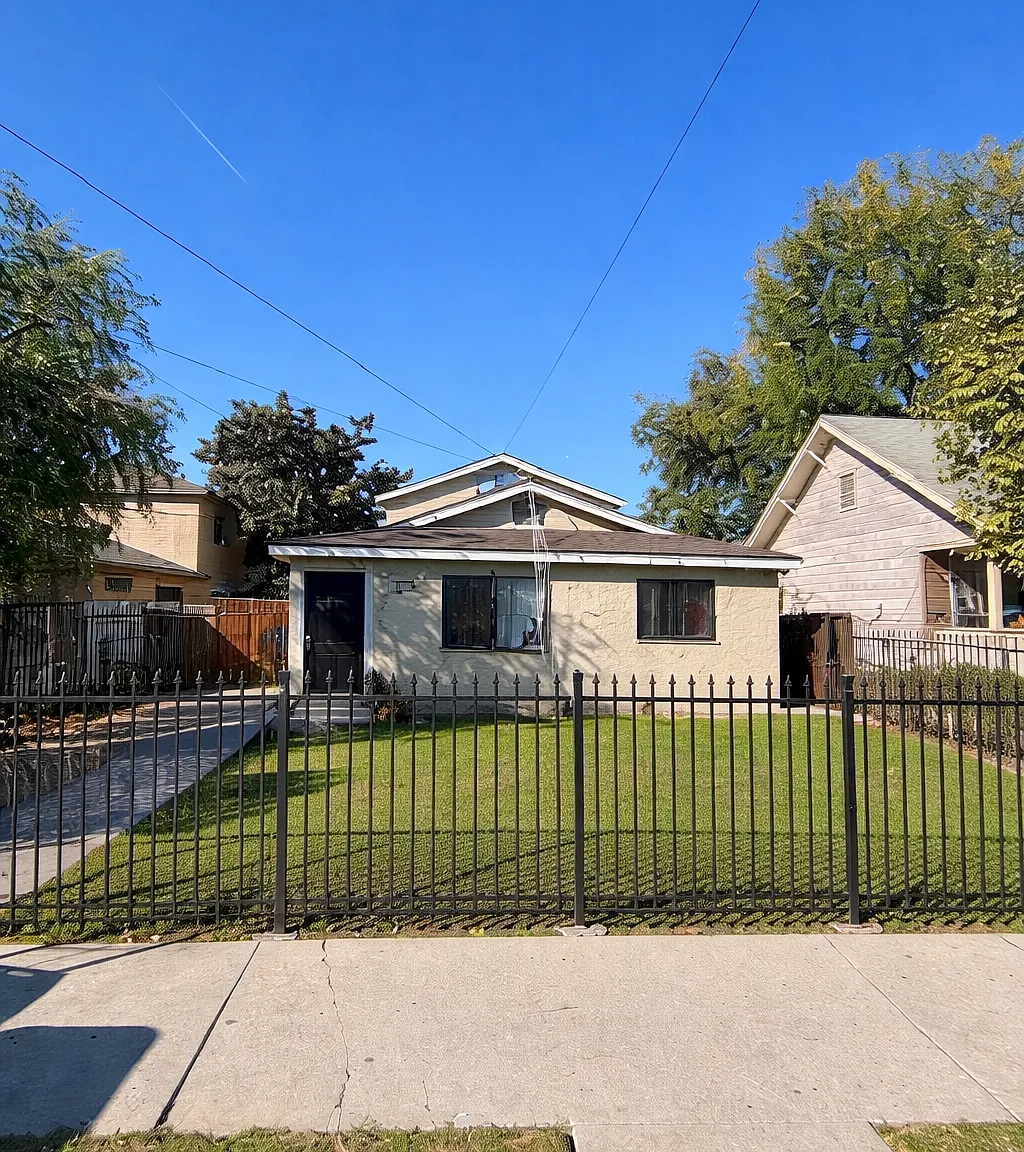 3 bed, 936 sqft, $2,690 — Photo 1