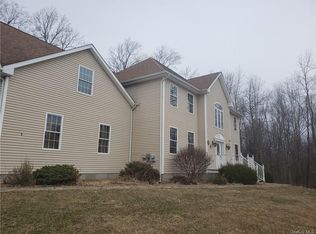 8 Carmel Dr, Wallkill, NY 12589