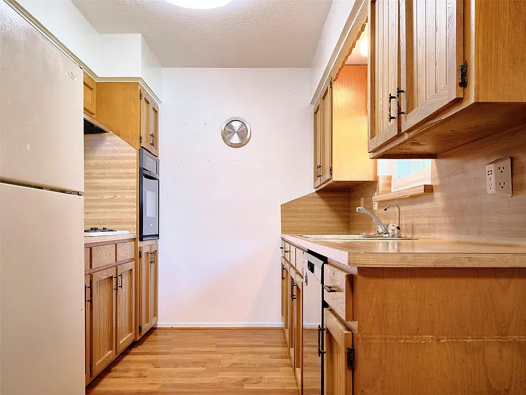 1018 Shawnee St — Photo 9