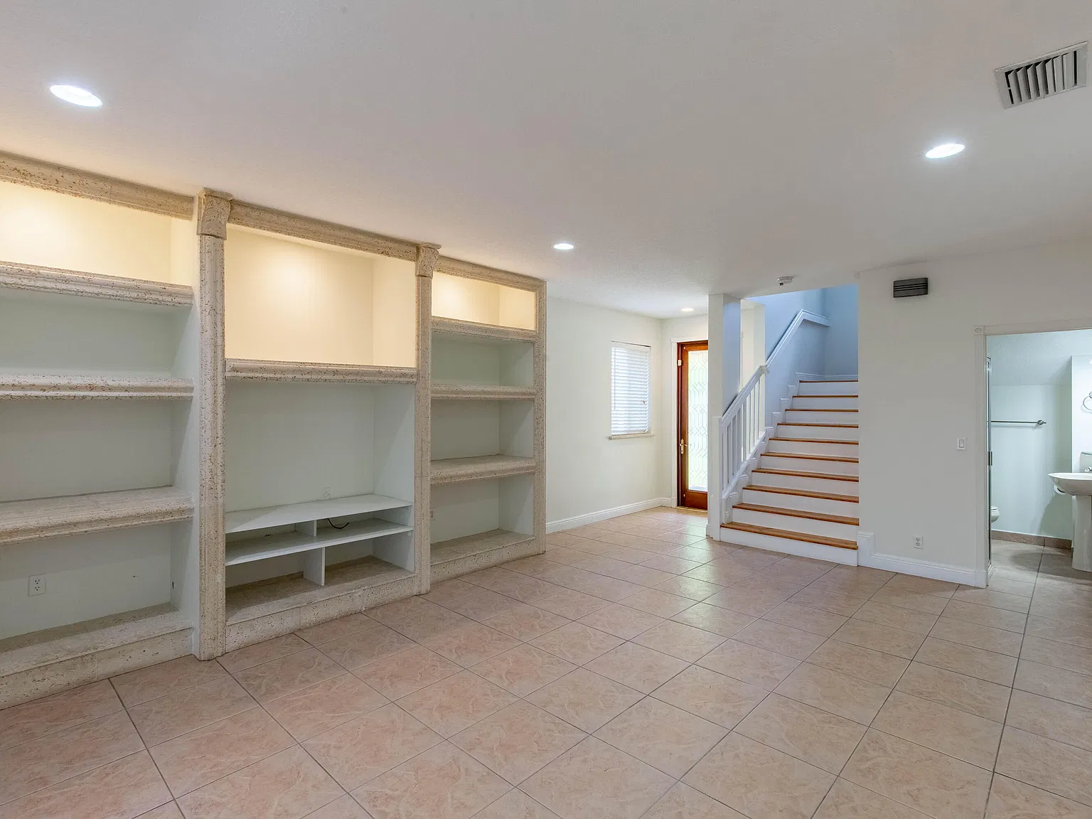 6 bed, 4116 sqft, $3,950 — Photo 3