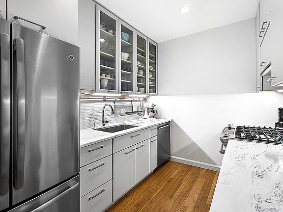3rd image of 315 W 99th St APT 3B