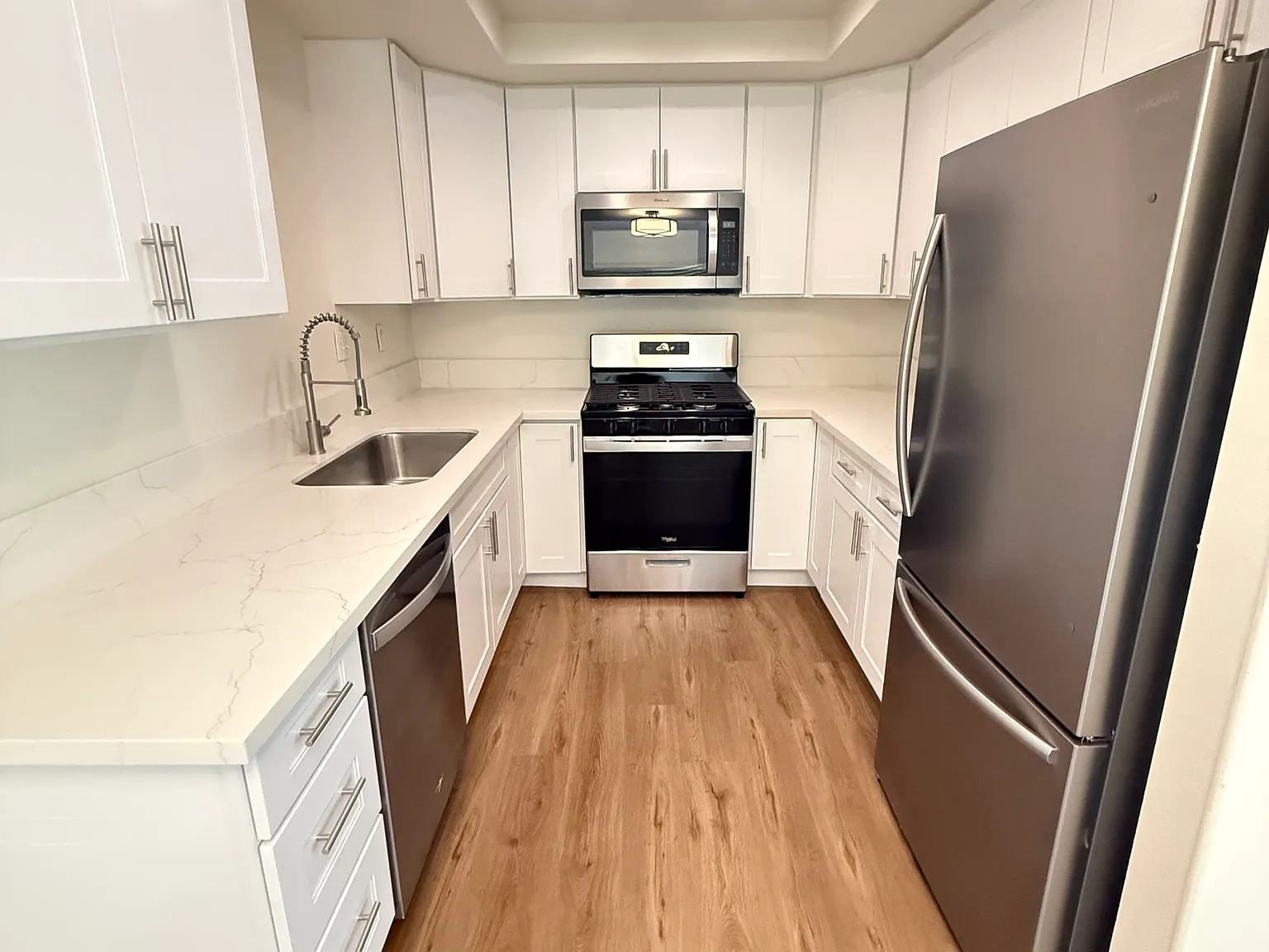 3 bed, 1057 sqft, $3,500 — Photo 2