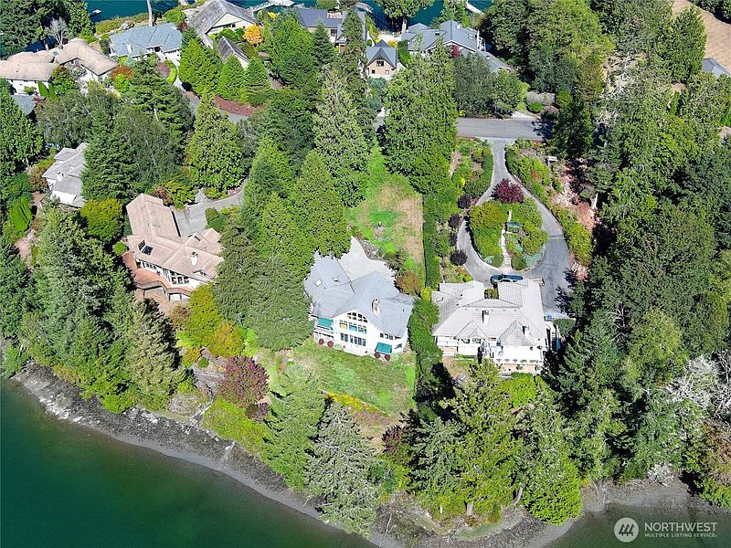 2nd image of 81 W Ludlow Point Road