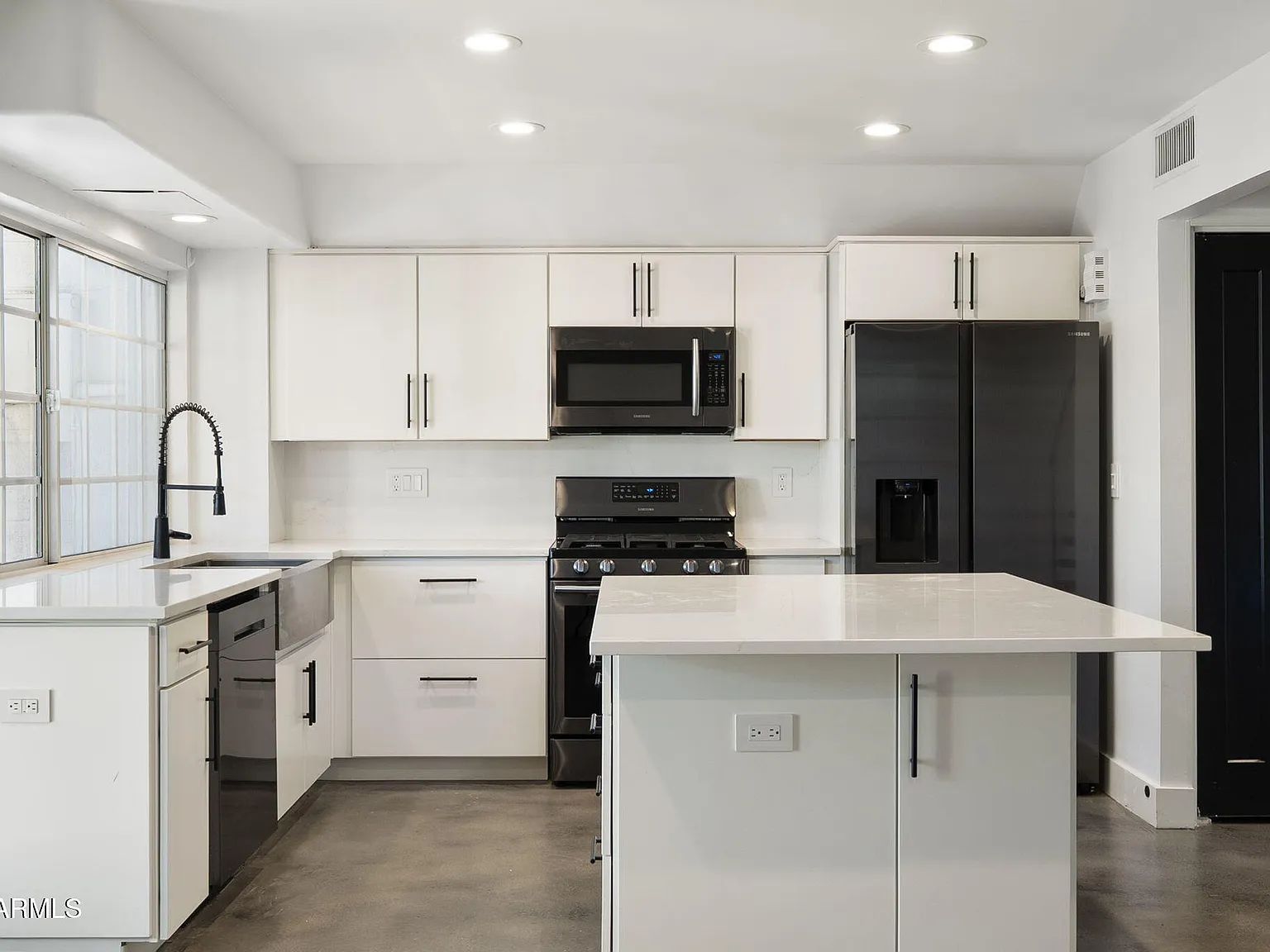 3 bed, 2.5 bath, 1656 sqft, $3,399 — Photo 2