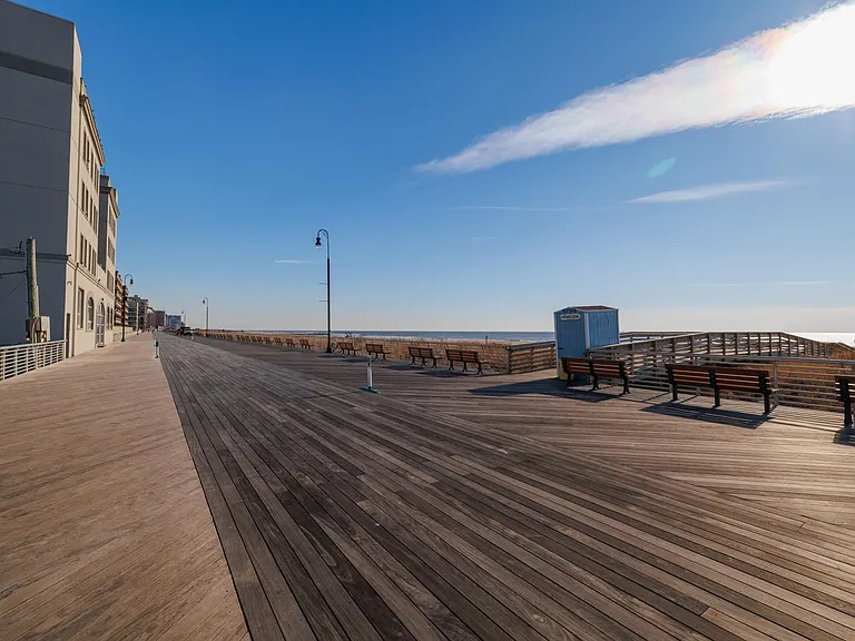 Beautiful Long Beach boardwalk