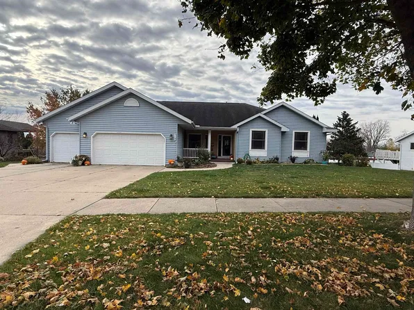 717 Bascom Hill Dr, Baraboo, WI 53913