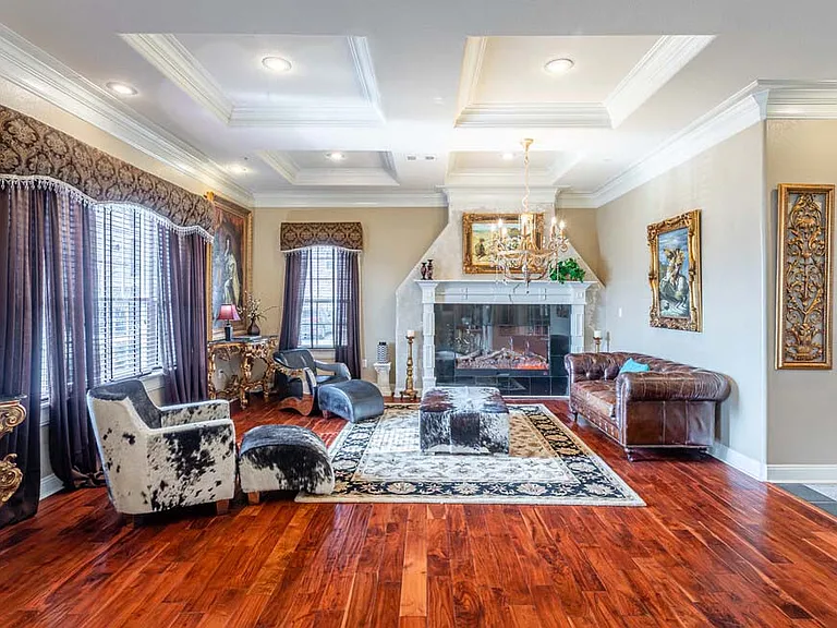 The Versailles Apartment Homes — Photo 21