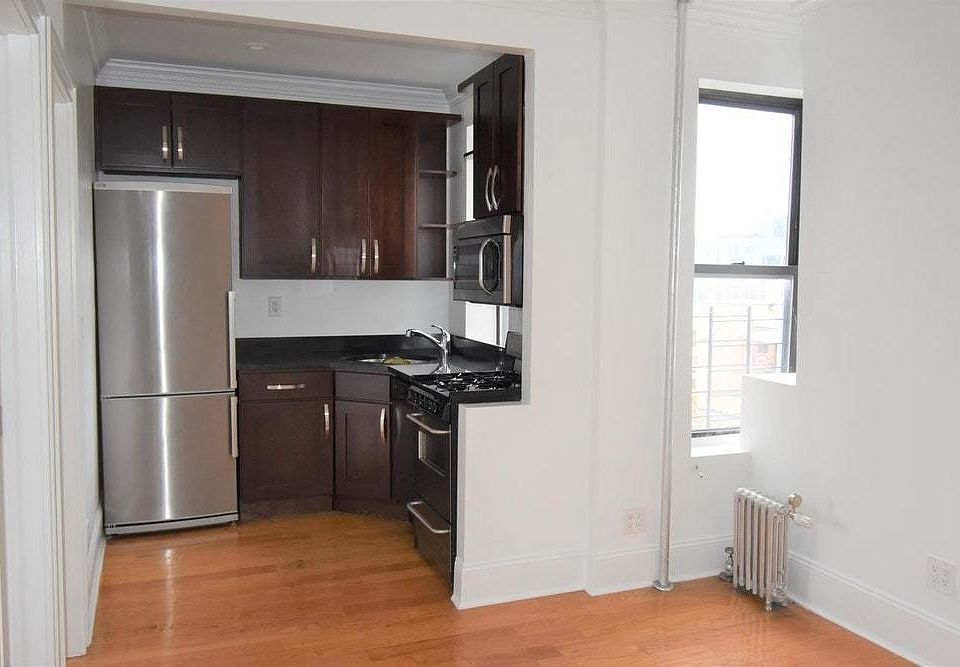 2nd image of 54 Maujer St APT 22
