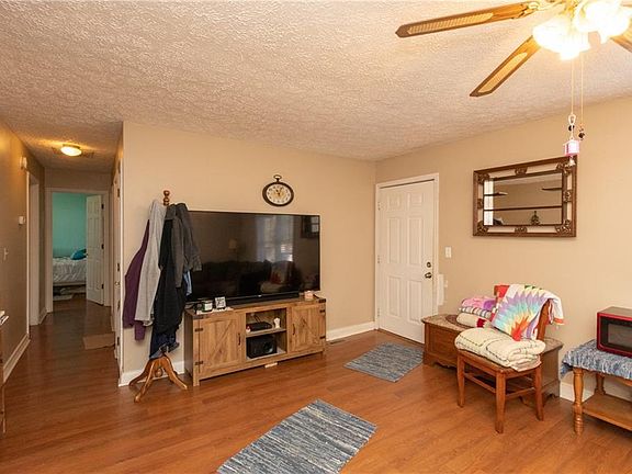 5th image of 827 Evergreen Dr