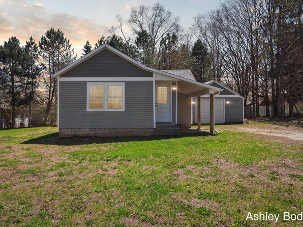 206 W 44th St, Fremont, MI 49412