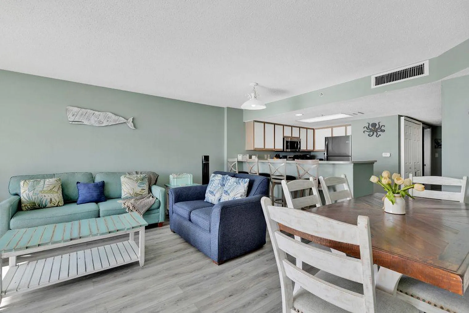 3 bed, 2.0 bath, 1302 sqft, $5,018 — Photo 2