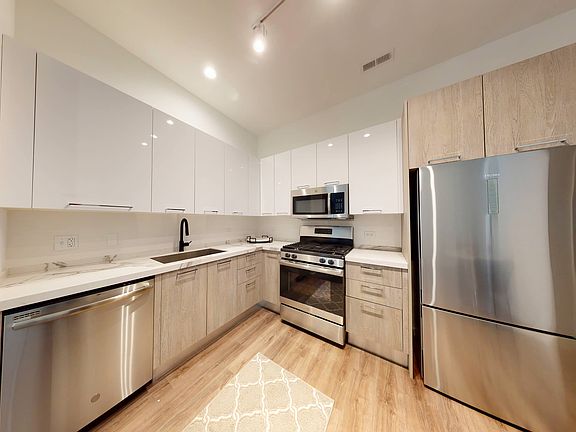 2nd image of 2555 S Wabash Ave #402