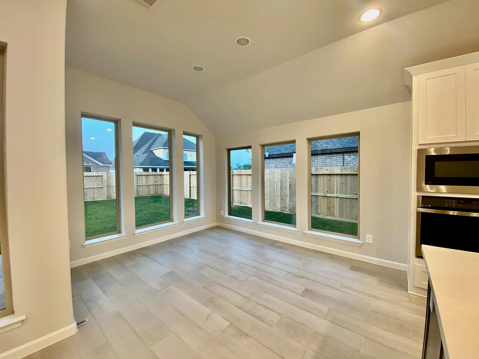 4 bed, 3.0 bath, 2714 sqft, $3,900 — Photo 4