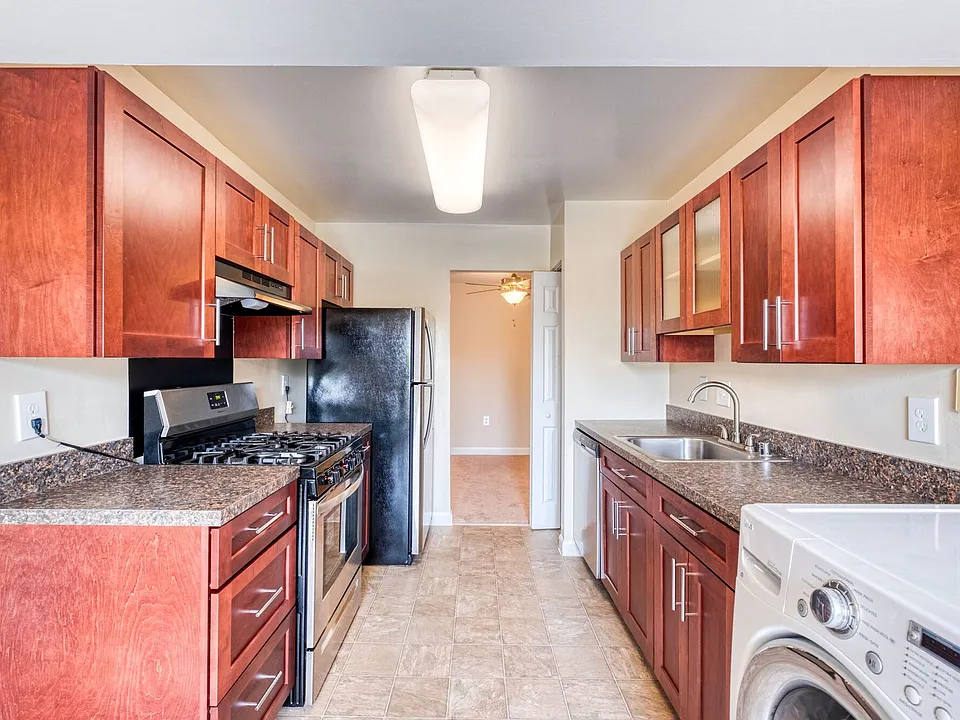 Oakton Park Apartments Unit 8-21 7