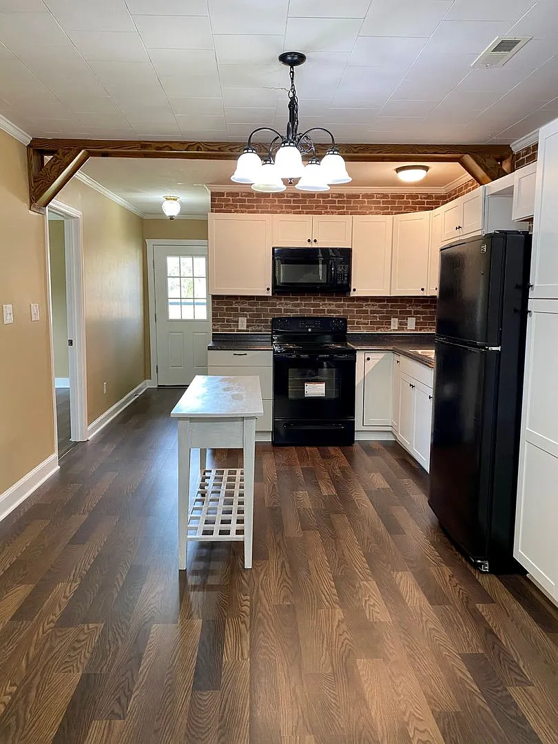 Amazing property! Dreamy wraparound porch! Immaculate & Completely Updated! 3 Bedrooms/2 Baths! — Photo 4