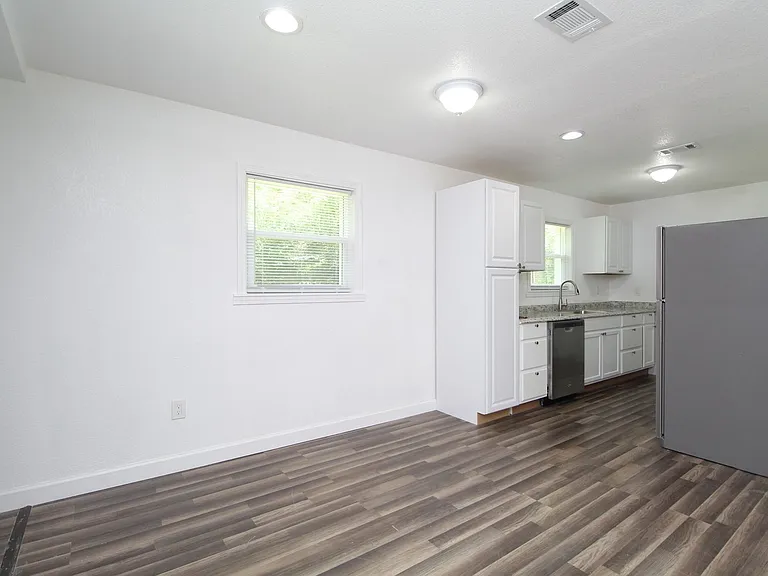 6037 Syrcle Ave — Photo 10