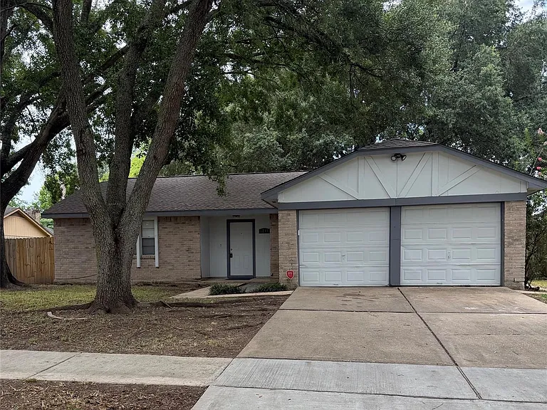1211 Twining Oaks Ln N — Photo 1