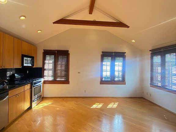 3rd image of 1445 Calumet Ave #1445
