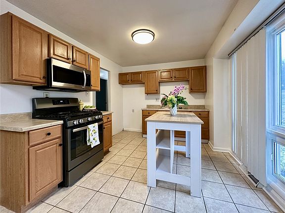 5th image of 31 Beecher Ct