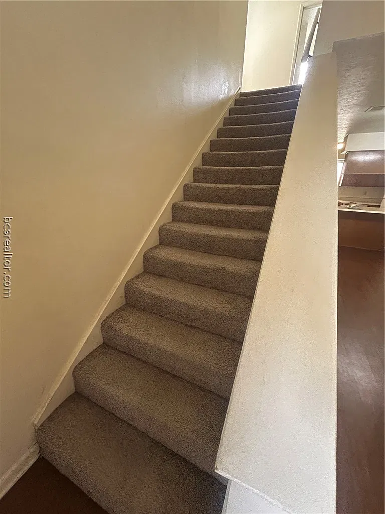 402 Summer Ct — Photo 2