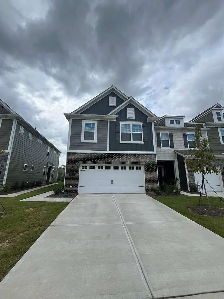 3 bed, 2.5 bath, 1787 sqft, $2,200 — Photo 1