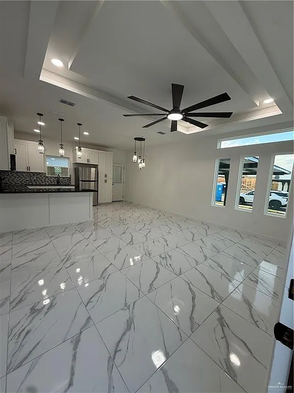1215 Rosewood Ln — Photo 2