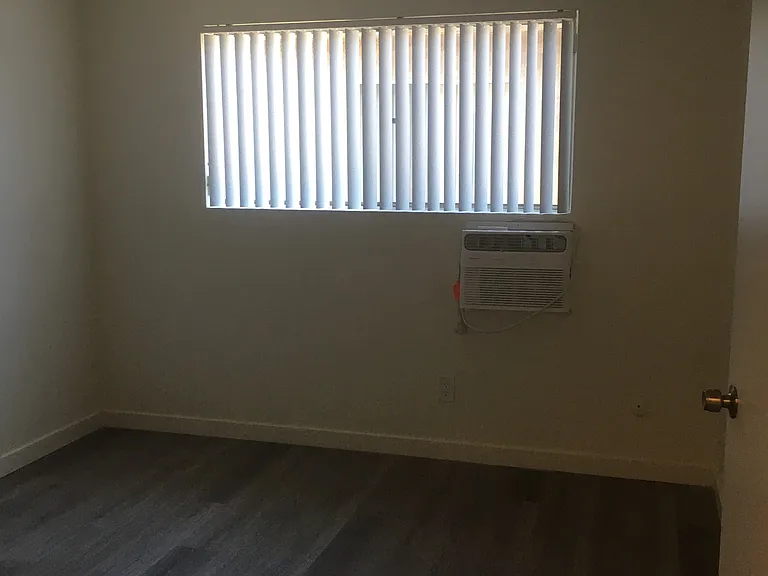 Burbank Tarzana Apartments — Photo 17